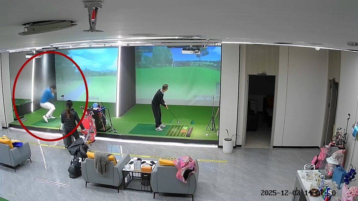 Golfista na simulátoru trefil požární rozstřikovač, sprchu dostal okamžitě